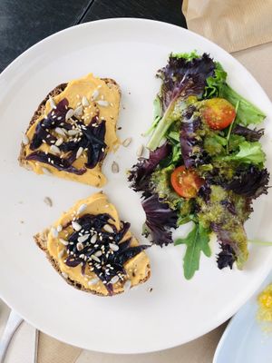 Tosta de humus com cebola caramelizada  at Cajual Vegan Foodsters in Loule