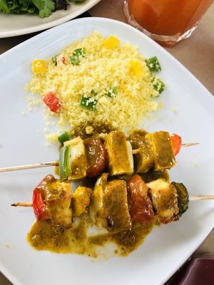 Espetadas de tofu com cucus  at Cajual Vegan Foodsters in Loule