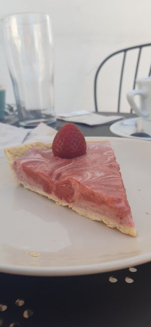 strawberry pie at Cajual Vegan Foodsters in Loule