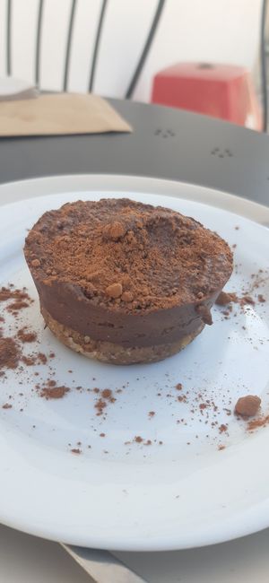 raw chocolate cake at Cajual Vegan Foodsters in Loule
