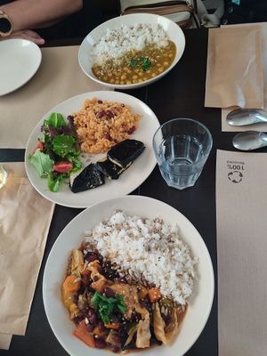 O peixe frito de tofu (ao centro) sabe mesmo a peixe 🤯 at Cajual Vegan Foodsters in Loule