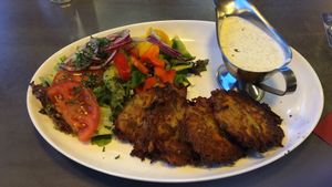 Kartoffelrösti mit Kräutersauce und Salat (vegan) at Cafe Restaurant Am Flugplatz in Wyk Auf Foehr