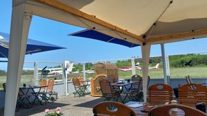 Nebenbei Flugzeuge gucken 😉🛩 at Cafe Restaurant Am Flugplatz in Wyk Auf Foehr