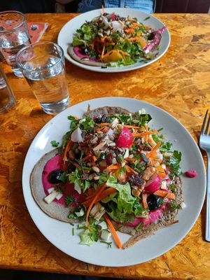 Galettes sarrasin epinards granes crudités houmous a la betterave at Soleil Vert in Le Havre