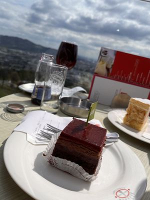 Vegane Schnitte mit Aussicht  at Jindrak Konditorei in Linz