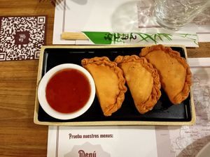 Empanadillas de patata y curry at Tik Thai in Granollers