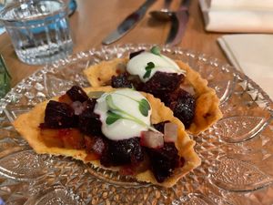 Aperitief hapje proeverij - tartine met rode & witte biet met gin-komkommer   at Flow Yoga & Food in Delft