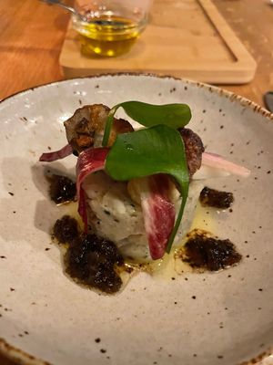 Aardpeersalade | pastinaak-hazelnootcrème | roodlof | truffel-madeiravinaigrette | chips van aardpeer | winterpostelein  at Flow Yoga & Food in Delft