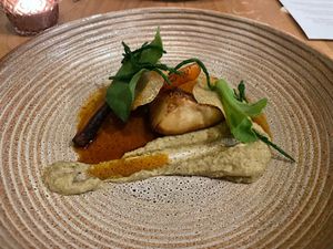 Steak van knolselderij | knolselderij-jus | crème van aardappel en pistache | zeekraal | ijskruid | gebrande bospeen | aardappelchips   at Flow Yoga & Food in Delft