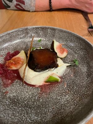 Oeps, al aan begonnen! Panna cotta van witte chocolade en gerookte rosmarijn | aubergine met misokaramel | vijgen | sinaasappelvinaigrette met vanille | granité van granaatappel  at Flow Yoga & Food in Delft