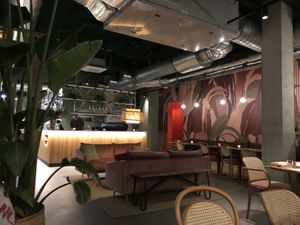 Binnen! Overdag is het hier erg licht. Fijn!  at Flow Yoga & Food in Delft