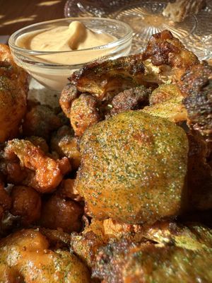 Detail: Buffalo Bloemkool Wings  at Flow Yoga & Food in Delft