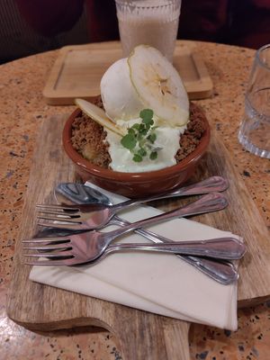 Vegan Apple crumble dessert at Flow Yoga & Food in Delft