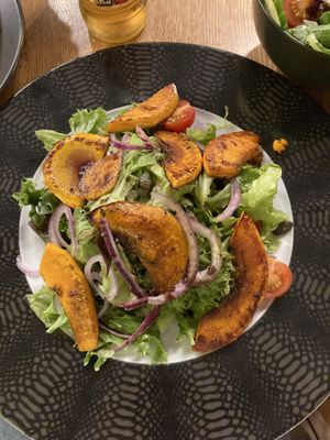 Salat mit karamellisiertem Kürbis (Vorspeise)  at Hills Burger Club in Tubingen