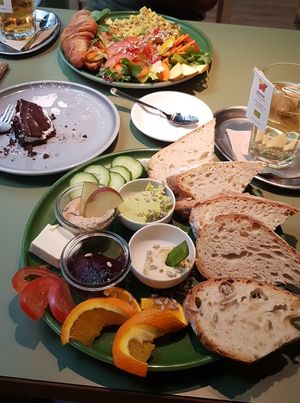 vorn Tempelfrühstück, Tee, Schokotorte Art Pingui, hinten Frühstück mit Croissant at Katzentempel - Leipzig Mitte in Leipzig
