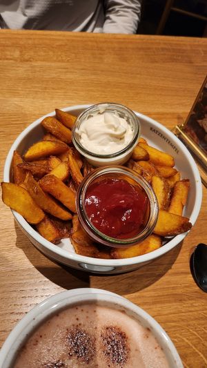 Pommes mit Ketchup und Mayo at Katzentempel - Leipzig Mitte in Leipzig