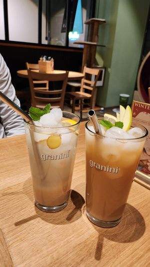 Zitronen-Ingwer-Limonade (links), Apfel-Ingwer-Eistee (rechts) at Katzentempel - Leipzig Mitte in Leipzig