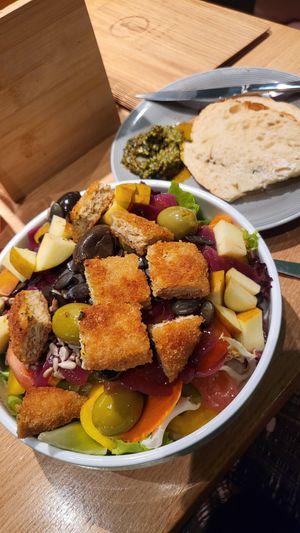 Habe meinen Salat auf Wunsch mit Vleisch bekommen. 🤩 at Katzentempel - Leipzig Mitte in Leipzig