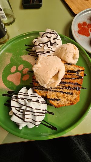 BananenBrot mit Eis und Sahne 💚 at Katzentempel - Leipzig Mitte in Leipzig
