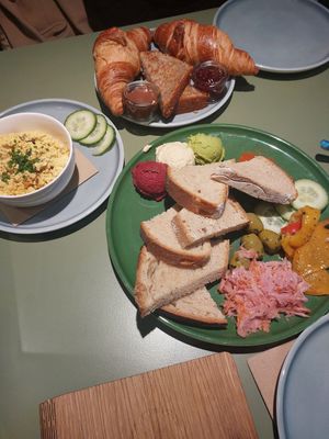 Breakfast for two (Fellnasen) and scrambled tofu at Katzentempel - Leipzig Mitte in Leipzig