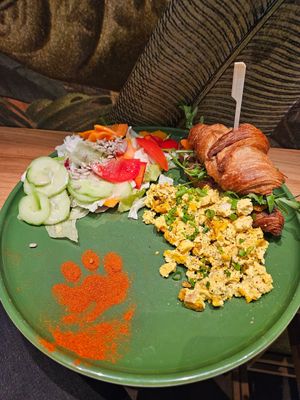 Croissandwich-Frühstück: Croissant belegt mit Coleslaw, Rucola, Gurken, fruchtigen Tomaten und Guerkamole – dazu veganes 
„Rührei“ und bunter Salat mit Himbeer-Vinaigrett at Katzentempel - Leipzig Mitte in Leipzig