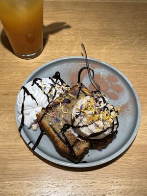 Banilla Dream: getoastetes Bananenbrot mit Vanilleeis, Schokosoße und Schlagcreme (sehr zu empfehlen!)  at Katzentempel - Leipzig Mitte in Leipzig