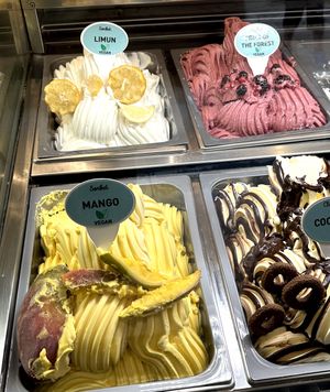 Vegan flavors clearly marked 💚  at Bob Rock's in Zadar