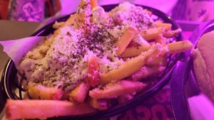 "Garlic parm fries" (9,60€) at The Saucy Cow in Dublin