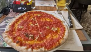 Classis marinara pizza at Caffe Washington in Rome