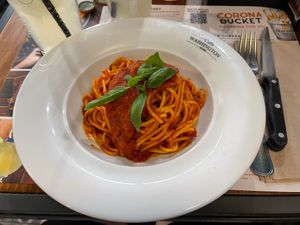 Spaghetti with tomato sauce at Caffe Washington in Rome
