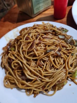 Chow mein at Restaurante Caimito in Granada