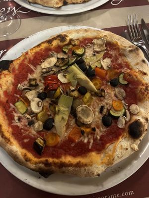 Pizza vegetariana mit veganem Käse!   at Lorenzo de' Medici in Florence