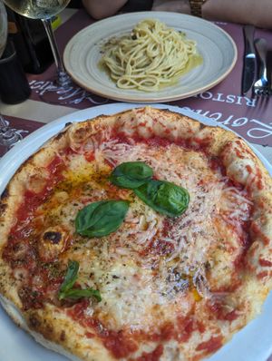 Marina pizza (garlic, oregano, and tomato and no cheese by default) with added vegan cheese (delicious!)

And pasta aglio e olio (spaghetti with oil, garli, chilli and pepper at Lorenzo de' Medici in Florence