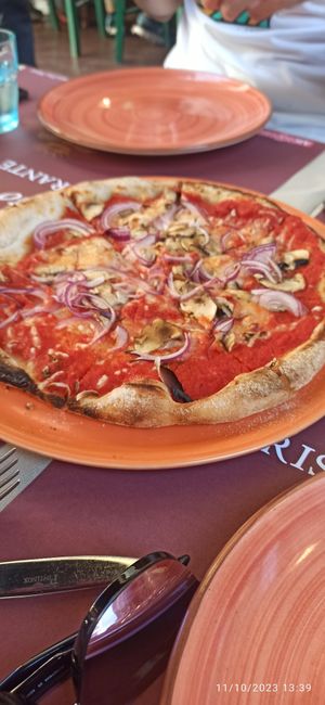 Vegan gluten free pizza with added mushrooms and onion, and vegan mozzarella at Lorenzo de' Medici in Florence