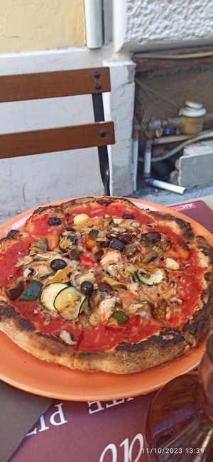 Vegan pizza gluten free (vegetarian pizza) that is the name we just changed the cheese to be vegan at Lorenzo de' Medici in Florence