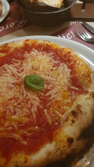 Margherita con formaggio vegetale at Lorenzo de' Medici in Florence