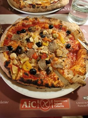 Pizza vegetariana with vegan mozarella at Lorenzo de' Medici in Florence