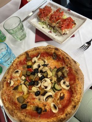 Pizza Vegetariana con Mozzarella vegana & Bruschette al pomodoro  at Lorenzo de' Medici in Florence
