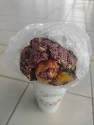 綜合飯糰+酒店奶茶 at Forest Rice Balls - 樹林阿昌飯糰 in New Taipei City