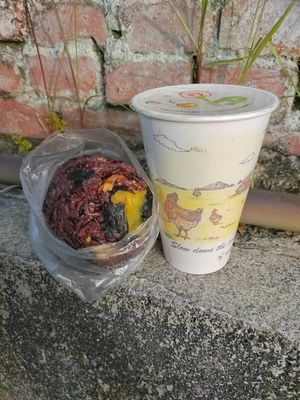 綜合飯糰+酒店奶茶 at Forest Rice Balls - 樹林阿昌飯糰 in New Taipei City