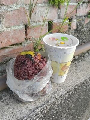綜合飯糰+酒店奶茶 at Forest Rice Balls - 樹林阿昌飯糰 in New Taipei City