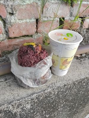 綜合飯糰+酒店奶茶 at Forest Rice Balls - 樹林阿昌飯糰 in New Taipei City