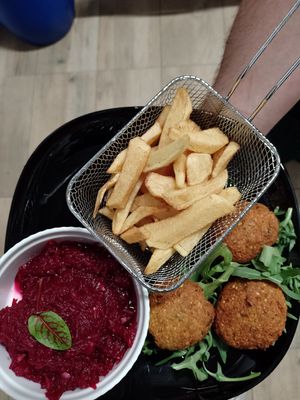 Falafele z frytkami z banińskiego ziemniaka at Strąk Man in Banino