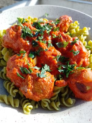 Pulpeciki warzywne z makaronem at Strąk Man in Banino