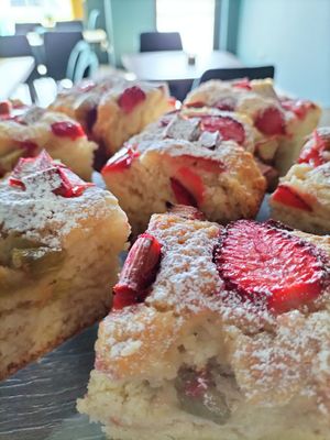 Drożdżówka z rabarbarem i truskawkami 😋 at Strąk Man in Banino