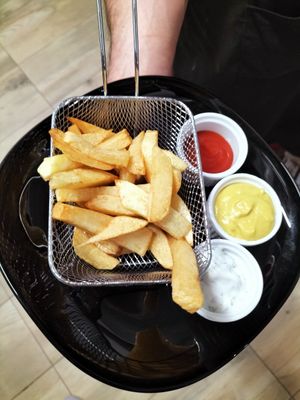 Frytki z banińskich ziemniaków z sosem ketchupem, sosem serowym i czosnkowym 😋 at Strąk Man in Banino