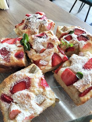 Drożdżówka z rabarbarem i truskawkami 😋🤩 at Strąk Man in Banino