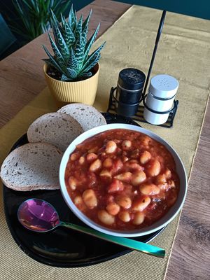 Fasolka po bretońsku ze skwarkami z wędzonego Tofu 😋 at Strąk Man in Banino