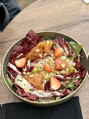 Burrata with tomatoes and strawberriess  at Lento in Antwerpen