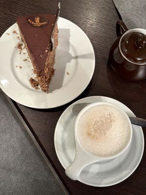 Vegane Nusstorte mit Latte Macchiato   at Kupferkanne in Sylt